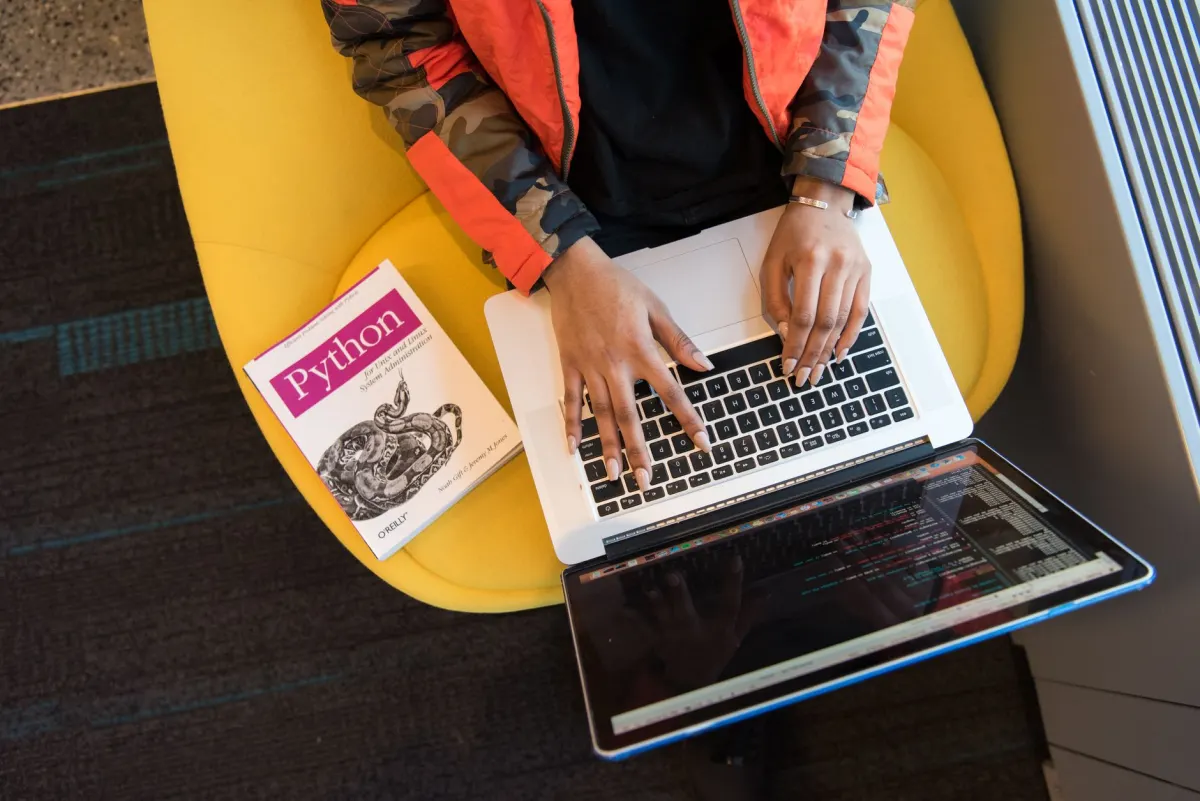 Comment rédiger une fiche métier de développeur Python pour un CV